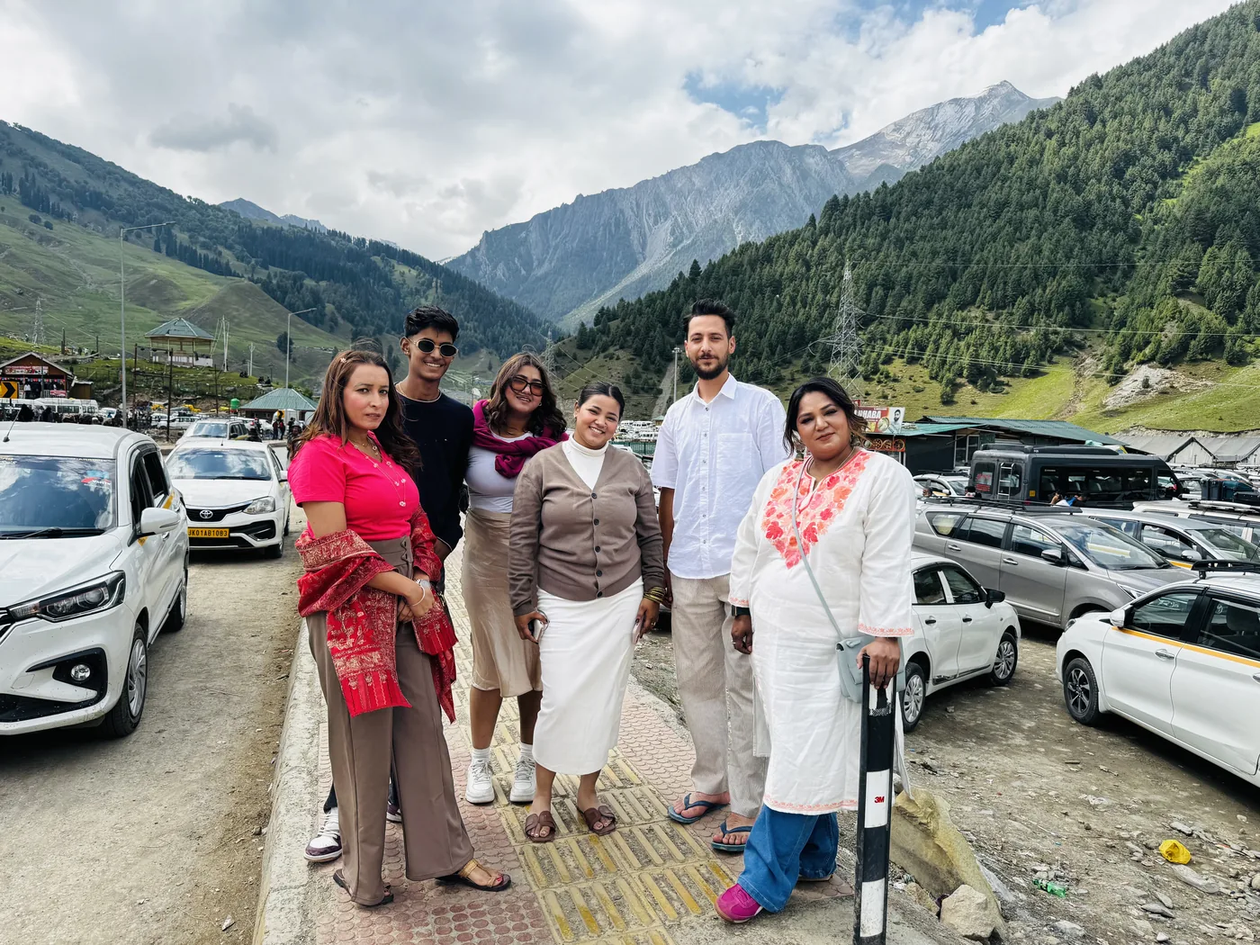 Travellers by the mountains at Sonamarg